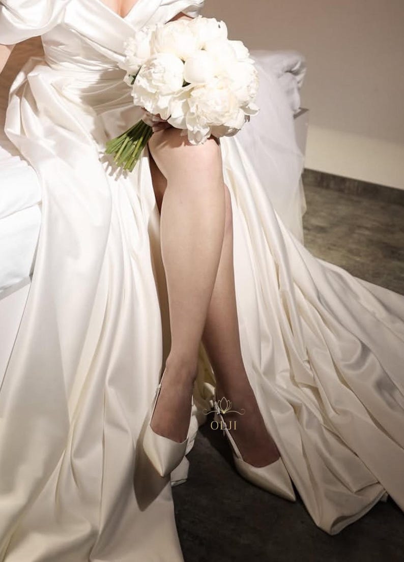 Zapatos de boda minimalistas de color marfil, tacones de novia bajos, elegantes zapatos de novia de punta cerrada, sencillos y cómodos, zapatos de boda con encaje. imagen 2