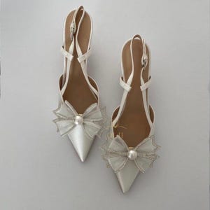 Wedding satin shoes with detachable bow, Wedding Heels, White Stiletto Heels, Bridal Shoes Slingback with Pointy Heel with brooche