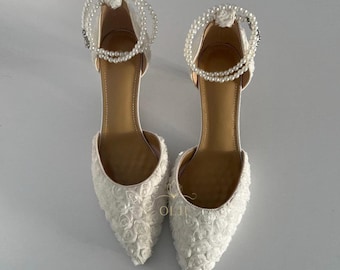 Zapatos de novia de punta puntiaguda con encaje floral y tiras de perla en el tobillo, color marfil