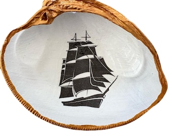 Clamshell ship ring dish