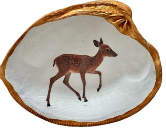 Clam shell ring dish with deer