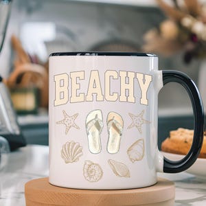 Taza playera / Diseño de conchas y sandalias / Taza con acento de color / Regalo con ambiente veraniego / Taza para amantes de la playa costera