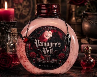 Puede incluir: Una botella redonda de loción Vampyre's Veil Magic Potion, 296 ml, con textura marmolada rosa pálido, tapa sellada con cera roja oscura y etiqueta negra con castillo gótico, murciélagos y rosas. Del cuello cuelgan pequeños dijes de murciélago y ataúd.