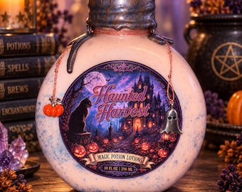 Pode incluir: Uma garrafa redonda de loção mágica Haunted Harvest com uma tampa escura texturizada. O rótulo apresenta um gato preto, uma mansão gótica e abóboras. Dois fios finos pendem do gargalo com uma pequena abóbora laranja e um pingente de fantasma prateado.