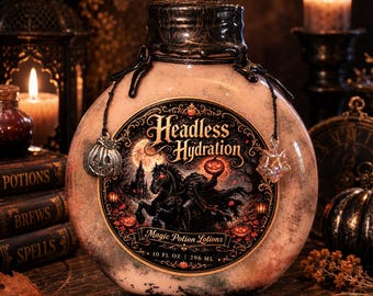 Pode incluir: Uma garrafa de vidro redonda cheia de uma loção clara, com uma tampa mergulhada em cera preta e um rótulo que diz Headless Hydration Magic Potion Lotions 10 FL OZ 296 ML, decorada com um pingente de abóbora e estrela em cordões pretos.