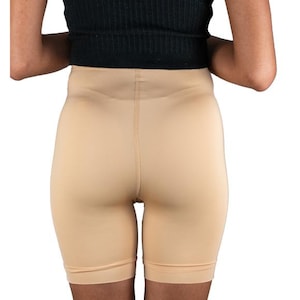 Op de afbeelding: Een naadloze, huidkleurige shorts met hoge taille. De shorts zijn gemaakt van een gladde, rekbare stof en hebben een brede tailleband.