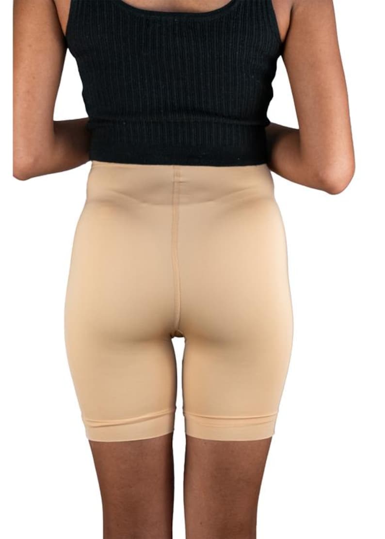 Op de afbeelding: Een naadloze, huidkleurige shorts met hoge taille. De shorts zijn gemaakt van een gladde, rekbare stof en hebben een brede tailleband.