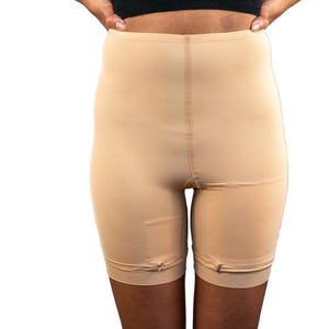 Op de afbeelding: Beige high-waisted shaping shorts met een gladde, naadloze afwerking. De shorts hebben een brede tailleband en een comfortabele pasvorm.