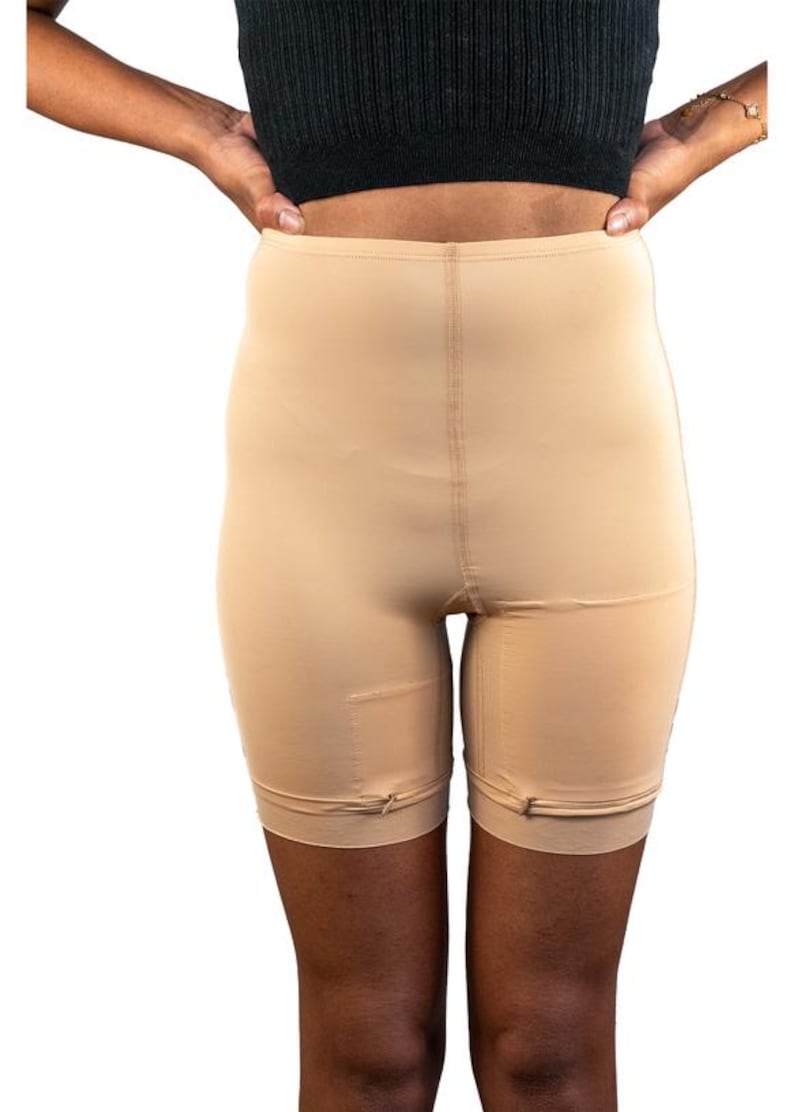 Op de afbeelding: Beige high-waisted shaping shorts met een gladde, naadloze afwerking. De shorts hebben een brede tailleband en een comfortabele pasvorm.