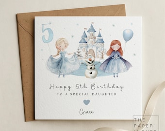 Puede incluir: Tarjeta de cumpleaños con una ilustración de acuarela que presenta a dos niñas con vestidos azules, un muñeco de nieve y un castillo. La tarjeta dice "Feliz 5º Cumpleaños a una Hija Especial" con el nombre "Grace" debajo.