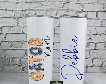 Puede incluir: Dos vasos aislados blancos. Uno presenta el texto "GATOR mom" en naranja y azul marino. El otro tiene el nombre "Debbie" en escritura azul. Los vasos son creaciones personalizadas.