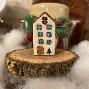 Rudolph Holly Miniature Clay House – Handmade Décor for Fairy Gardens, Plant Pots, Gifts