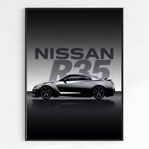 Puede incluir: Impresión enmarcada que presenta un coche deportivo Nissan R35 negro. El coche se muestra de perfil contra un fondo degradado. El texto "NISSAN R35" se muestra encima del coche en una fuente gris en negrita.