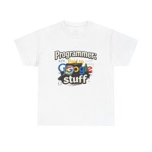 Könnte beinhalten: Weißes T-Shirt mit dem Text "Programmer: Paid to Google stuff" in Schwarz, Blau, Gelb und Rot. Das Design enthält das Google-Logo und Codiersymbole. Ein lässiges T-Shirt für Programmierer.
