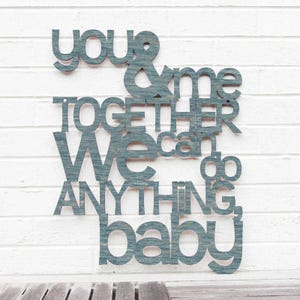 Arte mural con la letra de la canción "Tú y yo juntos podemos hacer cualquier cosa", arte romántico de votos de boda de Dave Matthews Band, buenos regalos para inauguración de la casa