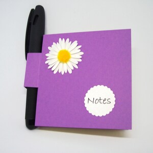 Daisy sticky note holder with gel pen purple
