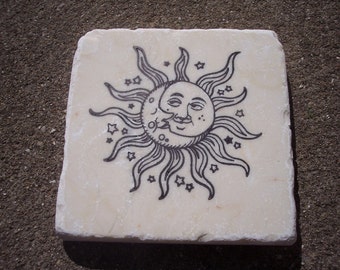 Juego de cuatro posavasos de piedra con diseño de sol, luna y estrellas, estampados a mano