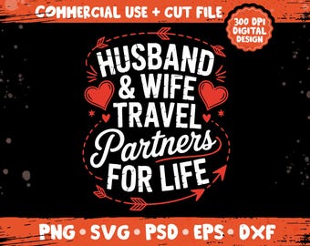 Peut inclure: Graphisme noir avec le texte "HUSBAND & WIFE TRAVEL Partners FOR LIFE" en blanc, avec des cœurs et des flèches rouges. Le design comprend également le texte "COMMERCIAL USE + CUT FILE" et "300 DPI DIGITAL DESIGN".