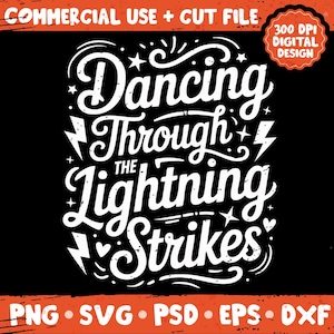 Puede incluir: Diseño digital negro con el texto blanco "Dancing Through the Lightning Strikes", adornado con rayos y estrellas. Incluye formatos de archivo PNG, SVG, PSD, EPS y DXF. El diseño es para uso comercial.