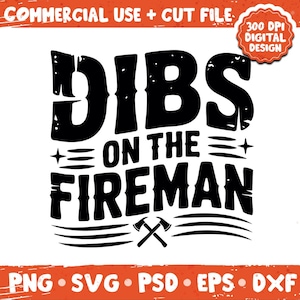 Può includere: Design grafico in bianco e nero con la scritta "DIBS ON THE FIREMAN". Include asce incrociate e un badge "300 DPI DIGITAL DESIGN". Il design è per uso commerciale e include file di taglio.