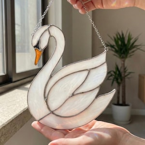 Decoración atrapasol de vitral con forma de cisne, elegante adorno colgante de vidrio hecho a mano, elegante regalo de pájaro para amantes de la naturaleza y ella
