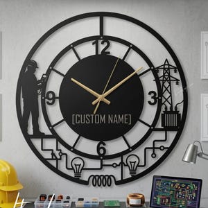 Peut inclure: Une tasse en céramique blanche avec une anse noire et le texte "But First, Coffee" en gras noir. La tasse mesure probablement 325 ml et repose sur une surface blanche.