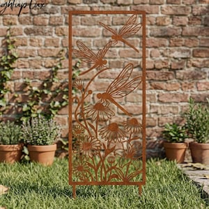 Puede incluir: Una pantalla de jardín rectangular de metal color óxido con un diseño de libélulas y flores. La pantalla tiene un marco y se coloca en un jardín con césped, plantas en macetas y una pared de ladrillo en el fondo. El texto "Lightuplux" está en la esquina superior izquierda.