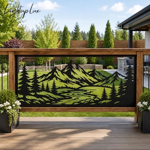 Peut inclure: Un panneau de garde-corps en métal noir présentant une découpe laser représentant une chaîne de montagnes, une rivière sinueuse et des pins. Le panneau rectangulaire est monté dans un cadre en bois sur une terrasse, avec le texte LightupLux.