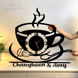 Orologio da parete a forma di tazza da caffè / Orologio in metallo personalizzato per bar / Orologio da parete di grandi dimensioni / Arte murale unica per bar / Regalo per gli amanti del caffè