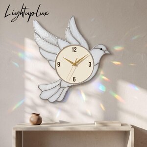 Wanduhr mit weißer Taube aus Buntglas, Friedensvogel-Sonnenfänger als Wanddekoration für Gedenkraum oder spirituelles Zuhause