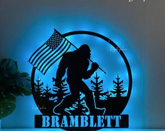 Arte de pared de metal con luz LED y bandera estadounidense personalizada de Bigfoot/letrero con nombre de Bigfoot personalizado/decoración de pared/decoración del hogar con Sasquatch/arte de pared con Bigfoot