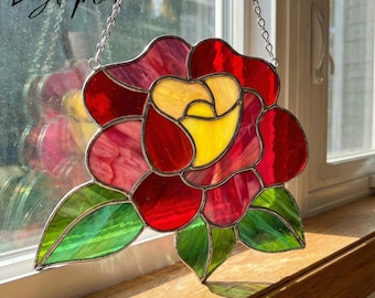 木製台座のバラの花のステンドグラス：手作りガラスアート、花好きの方