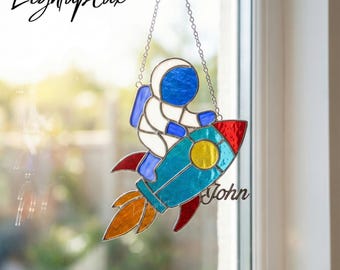 Vetrata con razzo astronauta, acchiappasole personalizzato per finestra, decorazione in vetro artistico fatta a mano, regalo per gli amanti dello spazio