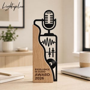 Maßgefertigte Auszeichnung für Tonproduzenten, gravierte Vintage-Mikrofon-Trophäe, individuelles Andenken aus Holz für Podcast-Moderatoren