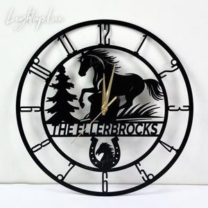 Custom Pferde Metall Wanduhr Unikat | Personalisierte Pferde Ranch Wanddekoration | Reiter Bauernhaus Wand Kunst Dekoration | Pferd Liebhaber Geschenk