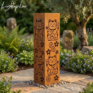 Puede incluir: Una escultura de jardín alta y rectangular de metal marrón oxidado con un patrón repetido de un diseño de gato de la suerte, monedas y flores. La escultura está colocada sobre un lecho de pequeñas piedras en un jardín. El texto "Lightuplux" está en la esquina superior izquierda.