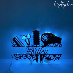 Arte de parede de metal para salão de beleza personalizado com luz LED | Decoração de parede com placa de nome de cabeleireiro personalizado | Decoração de parede para salão de beleza | Arte de metal para salão de beleza
