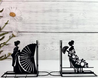 Sujetalibros de metal con diseño de chica japonesa para decorar un rincón de lectura, sujetalibros de chica japonesa, soporte para libros, soporte de escritorio, arte metálico, regalo para amantes de los libros.