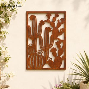 Può includere: Un pannello decorativo da parete rettangolare in metallo con un design tagliato al laser di vari cactus e piante grasse. L'oggetto presenta una finitura color ruggine e raffigura diverse forme di cactus, incluse varietà colonnari alte e rotonde.