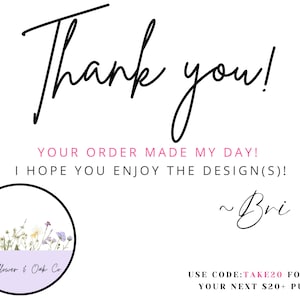 Może przedstawiać: Biała karta z napisem "Thank you!" czarnym skryptem. Poniżej napis "YOUR ORDER MADE MY DAY! I HOPE YOU ENJOY THE DESIGN(S)!" Okrągłe logo przedstawia polne kwiaty. Podpisano "~Bri".