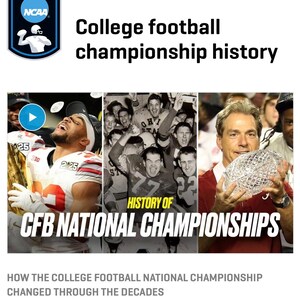 Może przedstawiać: Strona internetowa NCAA.com z nagł&oacute;wkiem "Historia mistrzostw w futbolu uniwersyteckim". Obraz zawiera kolaż graczy w futbol amerykański i tekst "CFB NATIONAL CHAMPIONSHIPS". Strona zawiera r&oacute;wnież listę mistrz&oacute;w krajowych od 1869 roku do dziś.