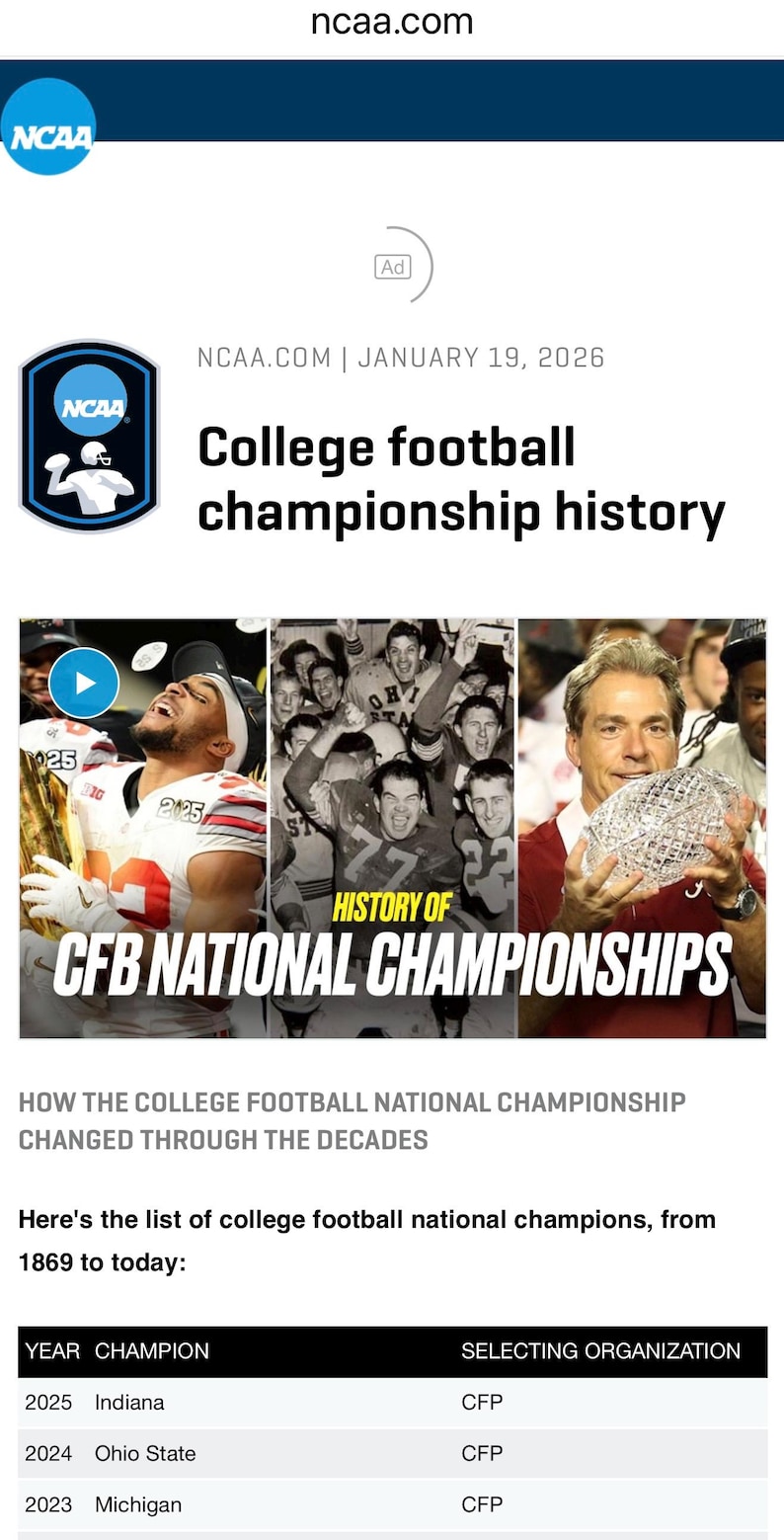 Może przedstawiać: Strona internetowa NCAA.com z nagł&oacute;wkiem "Historia mistrzostw w futbolu uniwersyteckim". Obraz zawiera kolaż graczy w futbol amerykański i tekst "CFB NATIONAL CHAMPIONSHIPS". Strona zawiera r&oacute;wnież listę mistrz&oacute;w krajowych od 1869 roku do dziś.