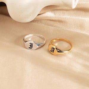 Bague chevalière gothique personnalisée avec initiale, bague ovale personnalisée avec lettre en vieil anglais, bague monogramme gravée plaquée or 18 carats, cadeau pour elle ou lui