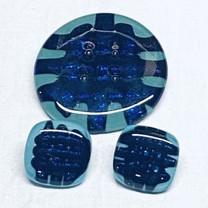 Conjunto de broche redondo com sobreposição de vidro fundido vintage e brincos quadrados arredondados assinados