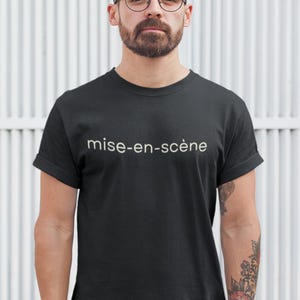 Camiseta con tipografía &quot;Mise en Scène&quot; - Camiseta de teoría cinematográfica para directores, cineastas, cinéfilos, cinéfilos y amantes del cine. Camiseta estética.