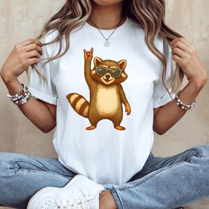 Mapache genial con gafas de sol – ¡A rockear! Camiseta unisex