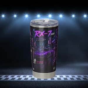 Könnte beinhalten: Ein zylindrischer Edelstahlbecher mit einer Grafik eines violetten Mazda RX-7 FD3S Sportwagens vor einem dunklen urbanen Hintergrund. Das Design enthält neonfarbenen rosa und blauen Text mit der Aufschrift RX-7 FD3S, Rotary Spirit und japanischen Schriftzeichen.