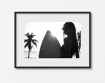 Surferin schwarz weiß Foto Print: Moderne Küstenwand Kunst (Digitaler Download)