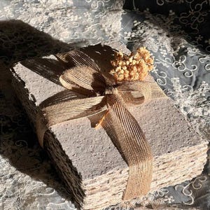 Papier épais fait main avec bords tachés et café | 300 g | Beige rustique | Papeterie de mariage bricolage | Faire-part, RSVP, scrapbooking, journal indésirable