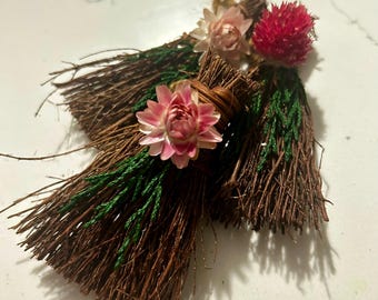 Mini escoba de canela – Amuleto botánico hecho a mano para altar (3")